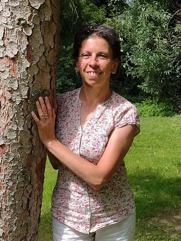 brigitte marty thérapeute près d'un arbre